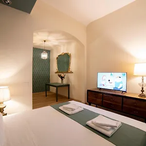 https://romantica-residenza-sullarno.it-tuscanyhotel.com
